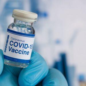 Moksliniai tyrimai patvirtino daugiau COVID-19 vakcinos poveikių: gydytojai to nesitikėjo