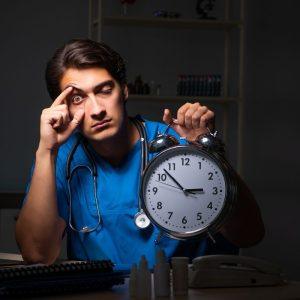 Naktinis darbas naikina sveikatą tyliai: gydytojas atskleidė, kaip apsaugoti organizmą