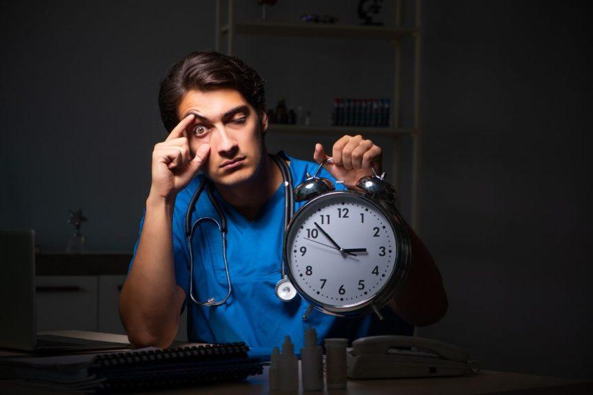 Naktinis darbas naikina sveikatą tyliai: gydytojas atskleidė, kaip apsaugoti organizmą