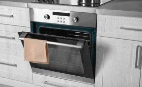 Padėkite indaplovės tabletę ant orkaitės stiklo ir užpilkite vandeniu: orkaitė atrodys kaip nauja