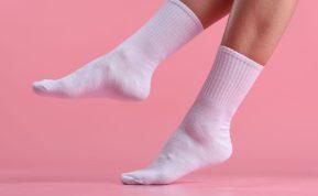 Paprastos baltų kojinių skalbimo gudrybės: jos bus sniego baltumo be jokio baliklio!