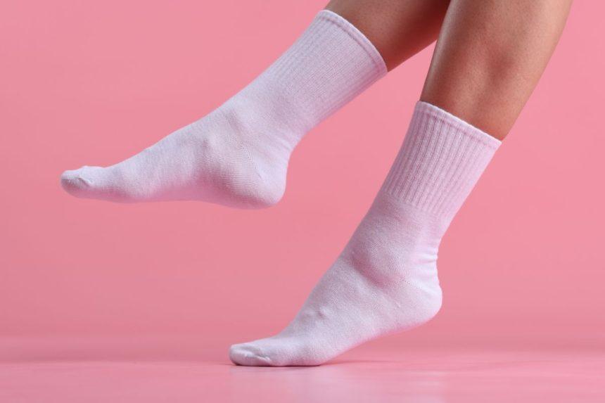 Paprastos baltų kojinių skalbimo gudrybės: jos bus sniego baltumo be jokio baliklio!