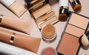 Per tamsus makiažo pagrindas? Naudodami šią paprastą gudrybę galite jį pagyvinti keliais atspalviais