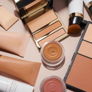 Per tamsus makiažo pagrindas? Naudodami šią paprastą gudrybę galite jį pagyvinti keliais atspalviais