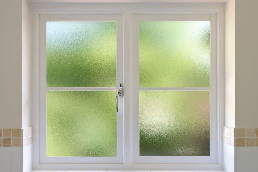 Puikus pageltusių langų rėmų valymo būdas: tiesiog sumaišykite su vandeniu ir tepkite !