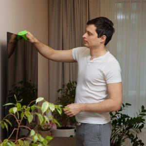 Šis purškiklis televizoriaus ekranui valyti užtikrins, kad ant jo nenusėstų jokios dulkės