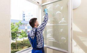 Šiuo skysčiu nuvalykite langus. Jie išliks švarūs dvigubai ilgiau nei įprastai!