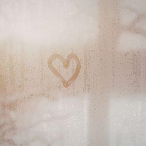 Sustabdykite langų rasojimą: gali padėti paprastas indų plovimo skystis!