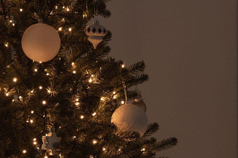 Tikroji kalėdinių eglučių istorija: stulbinančios detalės, kurios buvo slepiamos šimtus metų.