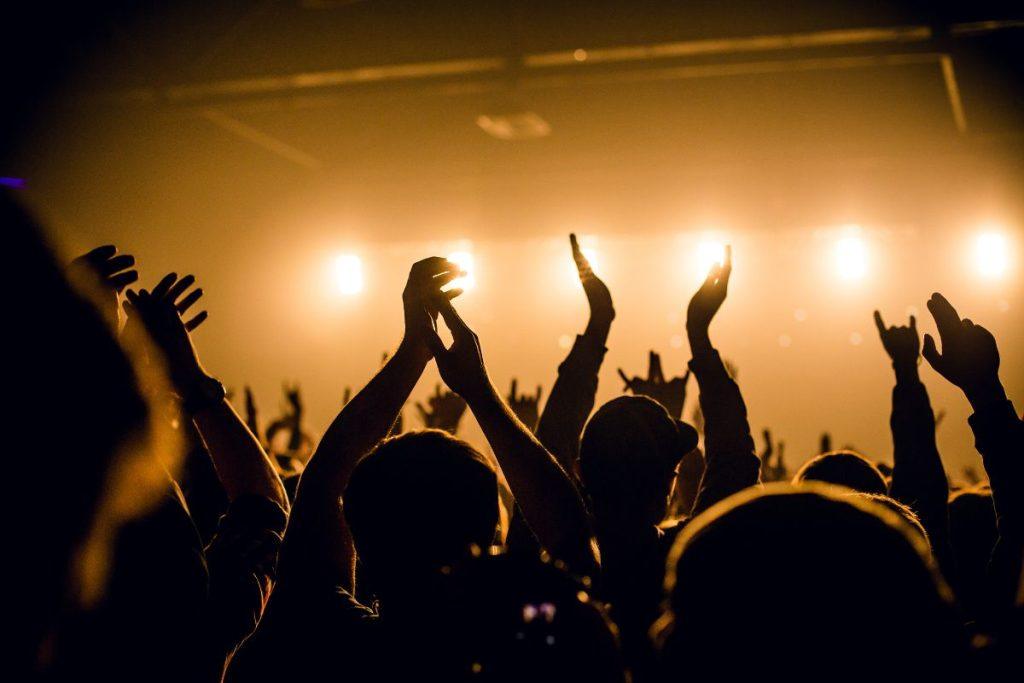 Tylūs algoritmai ir „robotai“ formuoja mūsų nuomonę mums to net nesuprantant. Tyrimai atskleidė nemalonią tiesą. Minia vadovauja pati sau