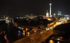 Vaizdas lyg būtų atėjusi pasaulio pabaiga: Berlynas paniro į tamsą ir šaltį, o gyventojai liko vieni su krize