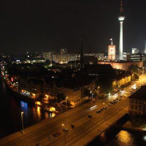 Vaizdas lyg būtų atėjusi pasaulio pabaiga: Berlynas paniro į tamsą ir šaltį, o gyventojai liko vieni su krize