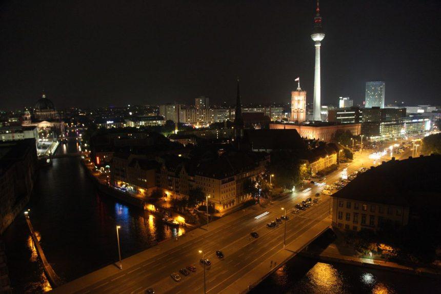 Vaizdas lyg būtų atėjusi pasaulio pabaiga: Berlynas paniro į tamsą ir šaltį, o gyventojai liko vieni su krize