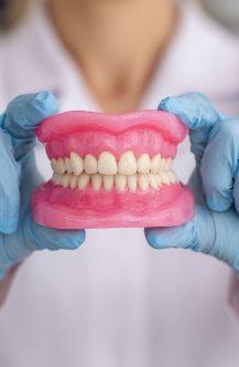 Šypsenos pokyčiai be drastiškų sprendimų: ką siūlo šiuolaikinė odontologija