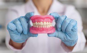 Šypsenos pokyčiai be drastiškų sprendimų: ką siūlo šiuolaikinė odontologija