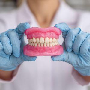 Šypsenos pokyčiai be drastiškų sprendimų: ką siūlo šiuolaikinė odontologija