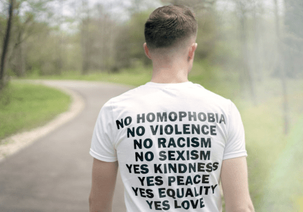 Ką jūsų marškinėliai pasako apie jus- 2026-ųjų vasaros tendencijos ir savirealizacijos menas