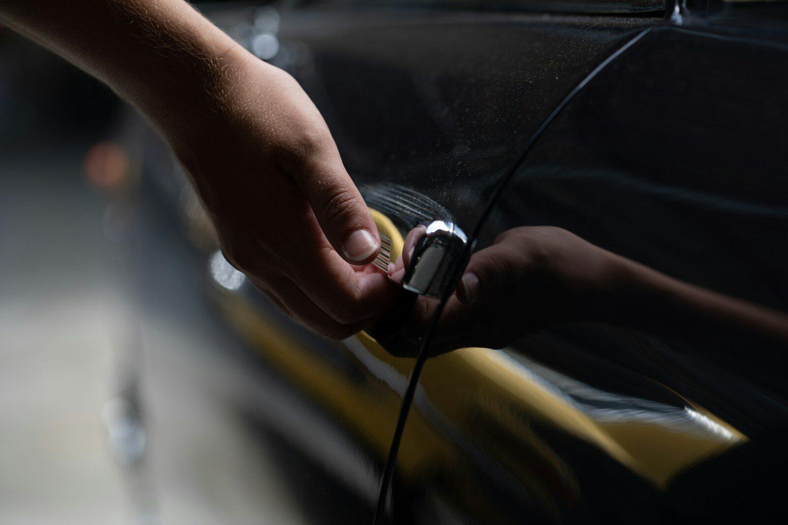 Avarinis automobilio atrakinimas: kokiose situacijose geriau nerizikuoti ir iš karto kviesti specialistą