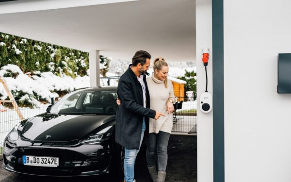 Ilgalaikis elektromobilio įkrovimas namuose: kaip pasirinkti stotelę, instaliaciją ir išvengti brangių klaidų