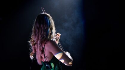 Jauna smuikininkė iš mažo miestelio: kaip atkaklumas ir tylus šeimos palaikymas atvėrė kelią į didžiąją sceną