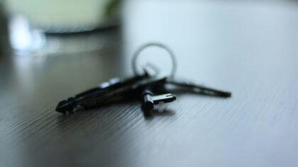 Ką išduoda tai, kaip žmogus nešiojasi raktus: netikėti įpročiai, kurių dažnai net nepastebime
