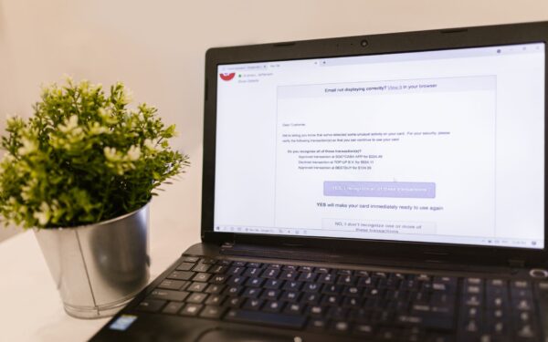Kaip atpažinti pavojingus el. laiškus be techninių žinių: praktiškas „phishing“ gidas kiekvienam