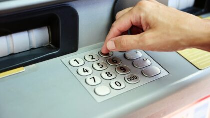 Kaip atsirado bankomatų PIN kodai ir kodėl daugeliui leista tik 4 skaitmenys: netikėta kasdienybės istorija