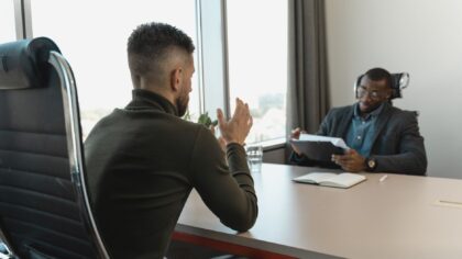 Kaip išmokti derėtis dėl atlygio: praktiniai žingsniai Lietuvos darbuotojams ir darbdaviams