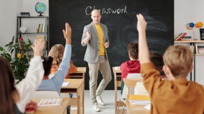 Kaip keičiasi mokytojo vaidmuo: nuo griežto žinių perdavėjo iki klasės bendruomenės lyderio