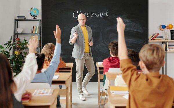 Kaip keičiasi mokytojo vaidmuo: nuo griežto žinių perdavėjo iki klasės bendruomenės lyderio