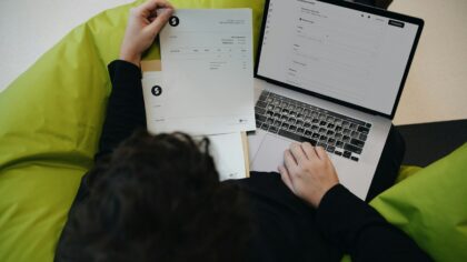 Kaip mažos kasdienės verslo išlaidos tyliai suvalgo pelną: kur dingsta pinigai ir kaip atgauti kontrolę