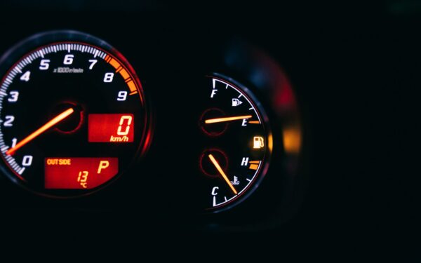 Kaip neišleisti per daug kelionėje: 7 realiai veikiančios kuro sąnaudų mažinimo priemonės vairuotojams