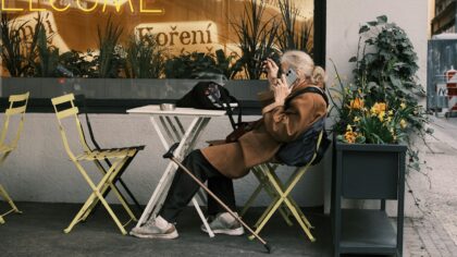 Kaip saugiai ir patogiai naudoti viešą „Wi‑Fi“: praktiniai patarimai keliaujantiems ir dirbantiems nuotoliniu būdu