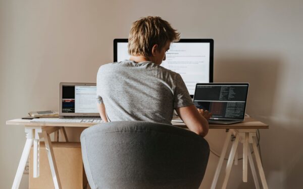 Lietuvis programuotojas, iškeitęs startuolių skubėjimą į laisvai samdomą darbą: kaip atrodo gyvenimas be biuro sienų