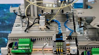 Miniatiūrinės laboratorijos ant lustų: kaip mikroskysčių technologijos keičia medicinos tyrimus