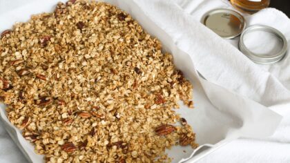 Naminė granola orkaitėje: trys skonio kryptys iš tų pačių pagrindinių ingredientų