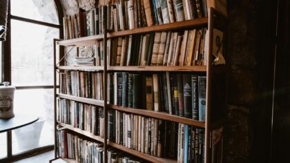 Neįprastos knygų istorijos: nuo nuodingų viršelių ir miniatiūrų iki bibliotekų, kurias saugo kalnai