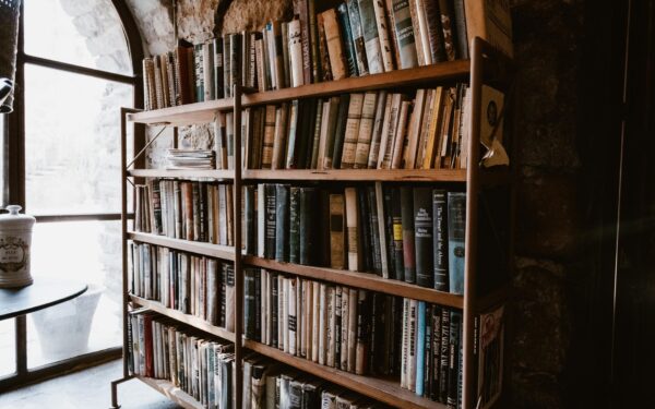 Neįprastos knygų istorijos: nuo nuodingų viršelių ir miniatiūrų iki bibliotekų, kurias saugo kalnai