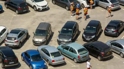 Pirmasis automobilis jaunam vairuotojui: kaip išsirinkti saugų, paprastą ir finansiškai protingą variantą