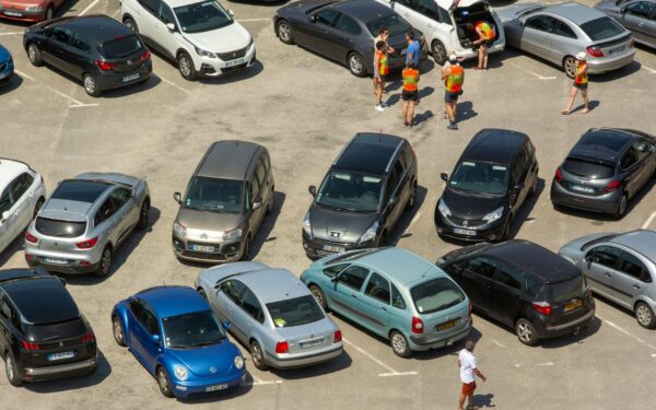 Pirmasis automobilis jaunam vairuotojui: kaip išsirinkti saugų, paprastą ir finansiškai protingą variantą