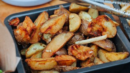 Traškios orkaitėje keptos bulvytės: kaip gauti auksinį plutelės sluoksnį be giliosios fritiūrės